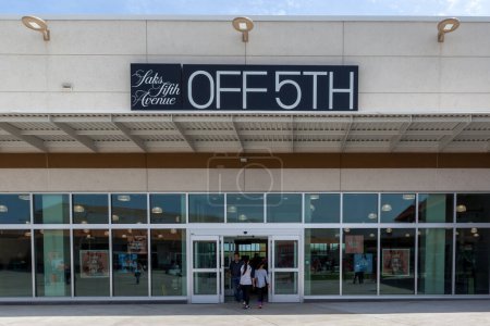 Foto de Niagara On the Lake, Ontario, Canadá- 20 de mayo de 2018: Saks Fifth Avenue storefront in Outlet Collection at Niagara. Saks Fifth Avenue es una tienda por departamentos de lujo estadounidense - Imagen libre de derechos
