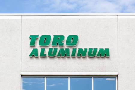 Téléchargez les photos : Vaughan, Ontario, Canada - Le 10 juin 2018 : Panneau Toro Aluminium sur l'immeuble du siège social à Vaughan, Ontario, le chef de file dans le développement et la fabrication de murs et de portes de fenêtres. - en image libre de droit