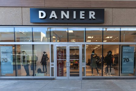 Téléchargez les photos : Niagara On the Lake, Canada- 4 mars 2018 : Vitrine en cuir Danier dans la collection Outlet à Niagara. Danier Leather est le plus important détaillant de cuir de mode au Canada. - en image libre de droit