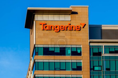 Foto de Toronto, Canadá - 1 de junio de 2018: Edificio de la sede central de Tangerine en Toronto. Tangerine es un banco directo canadiense y una subsidiaria de Scotiabank. - Imagen libre de derechos