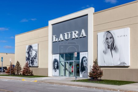 Téléchargez les photos : Toronto, Canada - le 3 mars 2018 : Laura fait ses emplettes dans les centres commerciaux Vaughan Mills à Toronto. Laura Shoppe Inc. est une chaîne canadienne de boutiques de vêtements pour femmes fondée en 1930.. - en image libre de droit