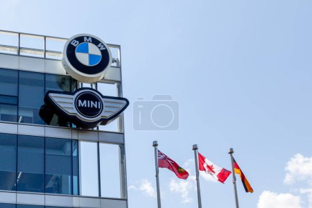 Téléchargez les photos : Richmond Hill, Ontario, Canada - Le 8 juin 2018 : signature de BMW au siège social de BMW Canada à Richmond Hill. BMW est une multinationale allemande. - en image libre de droit