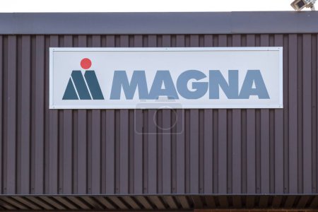 Téléchargez les photos : Richmond Hill, Ontario, Canada- Le 8 juin 2018 : Signature de Magna International Inc. un fournisseur automobile mondial canadien. - en image libre de droit