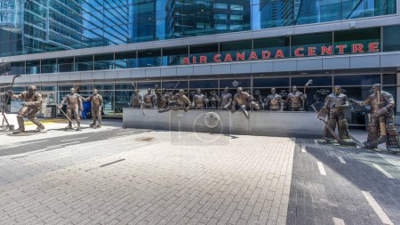 Téléchargez les photos : Toronto, Canada-2 juillet 2018 : Les statues de Legends Row à l'extérieur de l'aréna Scotiabank (anciennement Air Canada Centre) à Toronto (au total 14 statues après octobre 2017). - en image libre de droit
