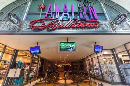 Foto de Cataratas del Niágara, Canadá - 4 de marzo de 2018: Avalon Ballroom Threatre en Galleria Shops and Dining en el Niagara Fallsview Casino Resort en Niagara Falls, Ontario. - Imagen libre de derechos