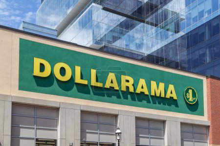 Téléchargez les photos : Toronto, Canada - Juin 2019 : Fermeture de l'enseigne Dollarama sur le bâtiment. Dollarama Inc. est une chaîne de magasins en dollars canadiens. - en image libre de droit