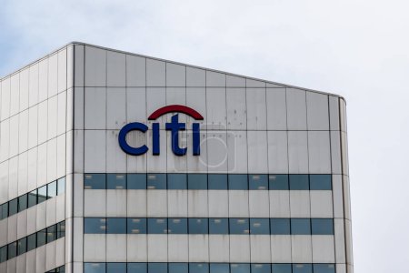 Foto de Toronto, Canadá - 2 de julio de 2018: Citi firma en el edificio en Toronto, Canadá. Citi Inc. es una corporación multinacional estadounidense de servicios financieros y bancos de inversión.. - Imagen libre de derechos