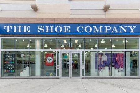 Téléchargez les photos : Niagara On the Lake, Canada- 4 mars 2018 : Vitrine de la Shoe Company dans Outlet Collection à Niagara. The Shoe Company est un magasin canadien de chaussures et de vêtements. - en image libre de droit