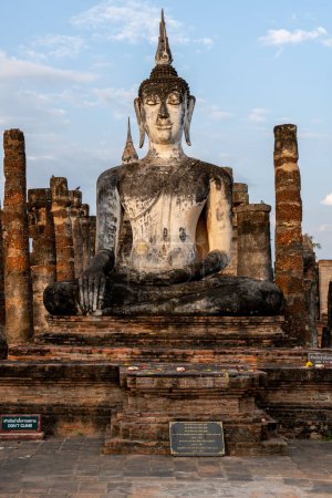 Téléchargez les photos : Statue de Bouddha dans le parc historique de Sukhothai en Thaïlande, les ruines du parc historique de Sukhothai sont l'un des sites du patrimoine mondial les plus impressionnants de Thaïlande. - en image libre de droit