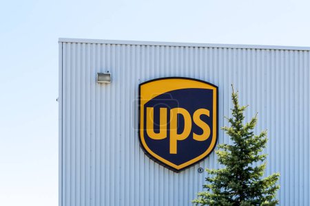 Foto de Mississauga, Ontario, Canadá - 13 de mayo de 2018: Señal de UPS en la oficina central de UPS Canadá en Mississauga cerca del aeropuerto de Pearson, Ontario. UPS es una empresa multinacional estadounidense de entrega de paquetes. - Imagen libre de derechos