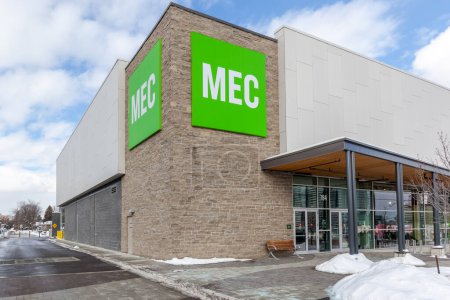 Téléchargez les photos : Toronto, Canada - Le 12 février 2018 : Panneau du magasin MEC (Mountain Equipment Co-op) sur le bâtiment. MEC est une coopérative de consommateurs canadiens qui vend du matériel et des vêtements de plein air. - en image libre de droit