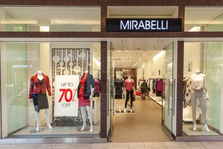 Téléchargez les photos : Toronto, Canada - Le 12 février 2018 : Vitrine Mirabelli au centre commercial Bayview Village. Mirabelli est une boutique pour femmes établie à Toronto.. - en image libre de droit
