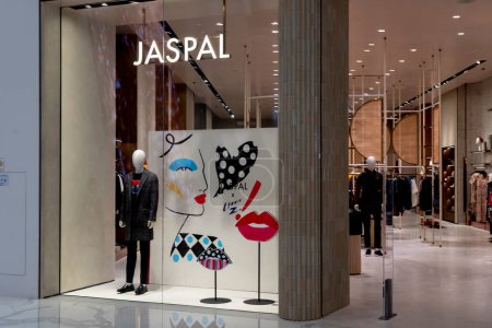 Téléchargez les photos : Bangkok, Thaïlande - 7 décembre 2018 : Vitrine Jaspal dans le centre commercial. Jaspal est à la pointe de l'industrie thaïlandaise de la mode depuis 1972. - en image libre de droit