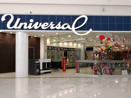 Foto de Alajuela, Costa Rica - 4 de octubre de 2018: Tienda universal en City Mall en Alajuela cerca de San José, Costa Rica. Universal es conocida por su amplia selección de juguetes, electrónica y adornos navideños. - Imagen libre de derechos