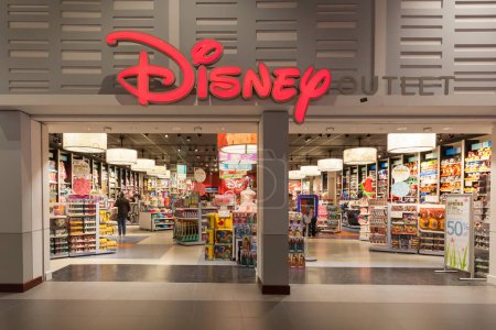 Téléchargez les photos : Toronto, Canada - 17 mars 2018 : Devant le magasin Disney à Vaughan Mills à Toronto. Le Disney Store est une chaîne internationale de magasins spécialisés ne vendant que des articles liés à Disney. - en image libre de droit