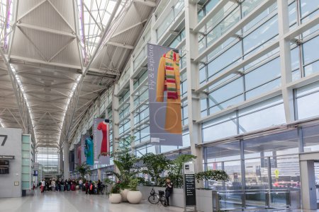 Foto de San Francisco, California, EE.UU. - 2 de abril de 2018: Vista Intyerior del Aeropuerto Internacional de San Francisco. SFO es uno de los aeropuertos más concurridos de Estados Unidos. - Imagen libre de derechos