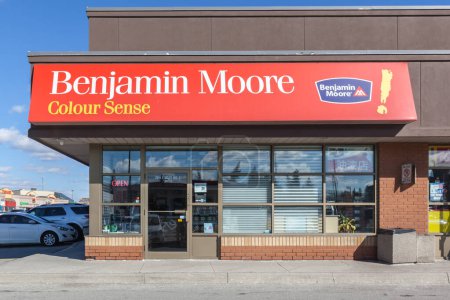 Téléchargez les photos : Toronto, Canada - 26 février 2018 : Benjamin Moore vitrine à Toronto. Benjamin Moore est une société américaine qui produit de la peinture. - en image libre de droit