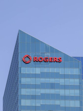 Foto de Toronto, Ontario, Canadá - 27 de abril de 2018: Rogers firma en el edificio de North York en Toronto. Rogers Communications Inc. es una empresa canadiense de comunicaciones y medios de comunicación. - Imagen libre de derechos
