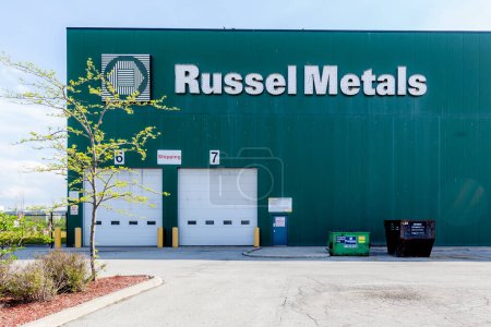 Téléchargez les photos : Hamilton, Ontario, Canada - Le 20 mai 2018 : Panneau des métaux Russel sur la construction de B & T Steel Div. de Russel Metalls à Hamilton, une entreprise canadienne de distribution et de transformation des métaux publics. - en image libre de droit