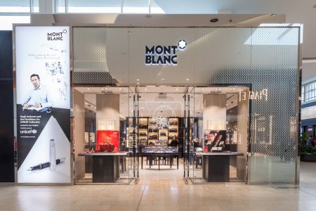 Foto de Toronto, Canadá - 23 de febrero de 2018: Montblanc tienda en el centro comercial de Toronto, fabricante alemán de instrumentos de escritura de lujo, relojes, joyas y artículos de cuero. - Imagen libre de derechos