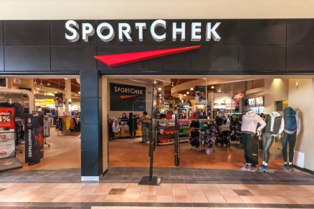 Téléchargez les photos : Richmond hill, Ontario, Canada - Le 24 février 2018 : Magasin Sport Chek à Hillcrest Mall près de Toronto. Sport Chek est le plus important détaillant canadien de vêtements et d'équipement sportif.. - en image libre de droit