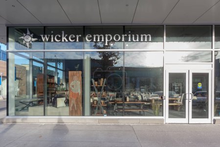 Téléchargez les photos : Toronto, Canada- 22 février 2018 : Vitrine Wicker Emporium dans les boutiques de Don Mills à Toronto. Wicker Emporium est un détaillant canadien de meubles en bois massif et de décoration pour la maison.. - en image libre de droit