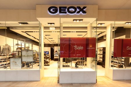 Foto de Toronto, Canadá - 12 de febrero de 2018: Geox storefront in Bayview Village. Geox es una marca italiana de calzado y ropa fabricada con telas impermeables / transpirables. - Imagen libre de derechos