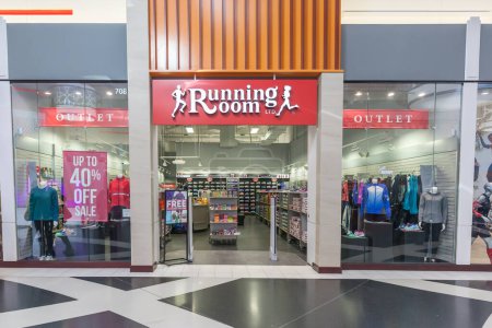 Foto de Vaughan, Ontario, Canadá - 3 de marzo de 2018: Running Room store front at Vaughan Mills in Toronto. Sala de correr es uno de los nombres más reconocidos de América del Norte en correr y caminar. - Imagen libre de derechos