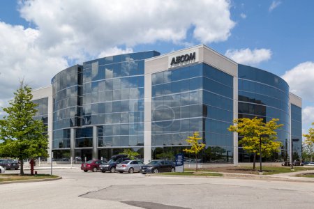 Foto de Richmond Hill, Ontario, Canadá - 8 de junio de 2018: Primer plano del cartel de Aecom en su edificio de oficinas en Richmond Hill, On, Canadá. AECOM es una empresa multinacional estadounidense de ingeniería. - Imagen libre de derechos