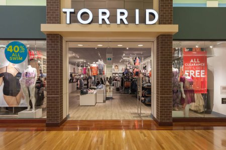 Téléchargez les photos : Toronto, Canada - 24 mars 2018 : Devant le magasin Torrid dans le centre commercial Vaughan Mills à Toronto. Torrid LLC est une chaîne américaine de vente au détail pour femmes. - en image libre de droit