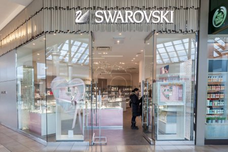 Foto de Toronto, Canadá - 7 de febrero de 2018: Swarovski storefront in the Fairview Mall in Toronto. Swarovski es un productor austriaco de cristal con sede en Wattens, Austria.. - Imagen libre de derechos