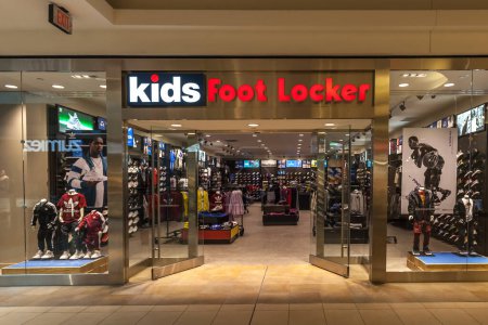 Téléchargez les photos : Toronto, Canada - Le 7 février 2018 : Vitrine du magasin Kids Foot Locker au Fairview Mall à Toronto. Foot Locker Retail, Inc. est un détaillant américain de vêtements de sport et de chaussures. - en image libre de droit