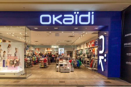 Téléchargez les photos : Richmond hill, Ontario, Canada - Le 24 février 2018 : Devant le magasin Okaidi à Hillcrest Mall près de Toronto. Okaidi est une marque française pour bébés et enfants de 0 à 14 ans. - en image libre de droit