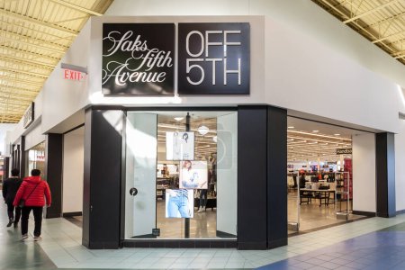 Téléchargez les photos : Vaughan (Ontario), Canada - Le 17 mars 2018 : Devant le magasin Saks Fifth Avenue au centre commercial Vaughan Mills près de Toronto. Saks Fifth Avenue est un grand magasin de luxe américain. - en image libre de droit