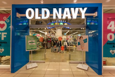 Foto de Toronto, Canadá - 10 de febrero de 2018: Old Navy store front in the Eaton Centre shopping mall in Toronto. Old Navy es una empresa estadounidense de venta de ropa y accesorios. - Imagen libre de derechos