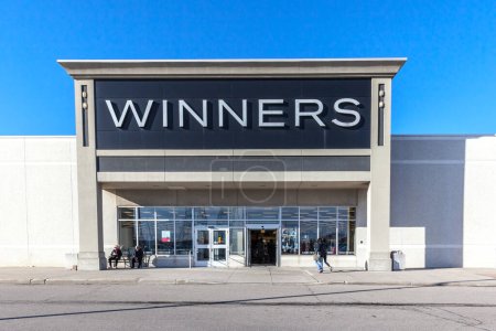 Téléchargez les photos : Richmond Hill, Ontario, Canada - 30 octobre 2018 : Un magasin Winners à Richmond Hill. Winners Merchants International L.P est une chaîne de grands magasins canadiens hors prix appartenant à TJX Company. - en image libre de droit