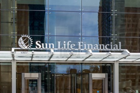 Foto de Toronto, Ontario, Canadá - 5 de mayo de 2018: Sun Life Financial, Inc. entrada a la oficina central en Toronto. Sun Life es una compañía canadiense de servicios financieros. - Imagen libre de derechos