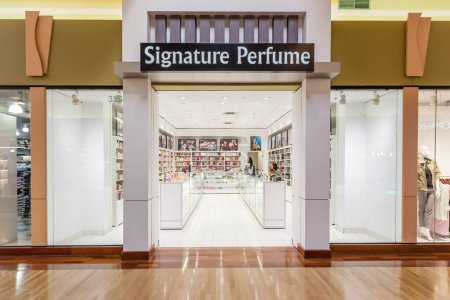 Téléchargez les photos : Vaughan, Ontario, Canada - Le 24 mars 2018 : Devant le magasin de parfums Signature au centre commercial Vaughan Mills près de Toronto. - en image libre de droit