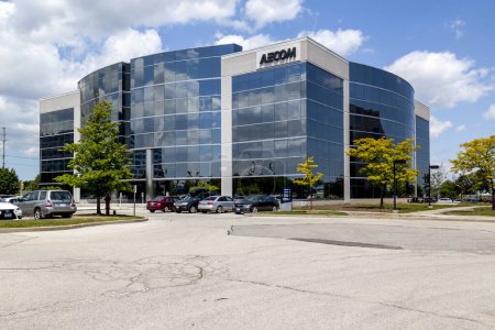Téléchargez les photos : Richmond Hill, Ontario, Canada - Le 8 juin 2018 : Fermeture de l'enseigne Aecom sur leur immeuble à bureaux à Richmond Hill, ON, Canada. AECOM est une multinationale américaine d'ingénierie. - en image libre de droit