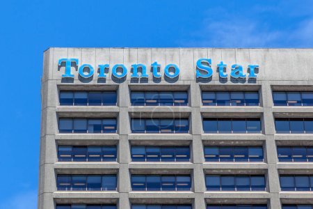Foto de Toronto, Canadá - 19 de junio de 2018: Cierre del cartel de Toronto Star en su edificio de oficinas centrales en Toronto. Toronto Star es un periódico canadiense de hoja ancha.. - Imagen libre de derechos