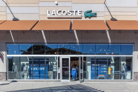 Téléchargez les photos : Niagara On the Lake, Canada- 4 mars 2018 : Vitrine Lacoste dans Outlet Collection à Niagara. Lacoste est une entreprise française de vêtements. - en image libre de droit
