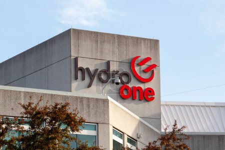 Téléchargez les photos : Markham, Ontario, Canada - Le 29 juin 2018 : Panneau d'Hydro One sur l'immeuble de bureaux de Markham. Hydro One Limited est un service public de transport et de distribution d'électricité desservant l'Ontario.. - en image libre de droit