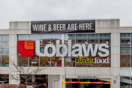 Téléchargez les photos : Magasin Loblaws à Toronto, Canada le 9 janvier 2018. Loblaws Inc. est une chaîne de supermarchés canadienne. - en image libre de droit