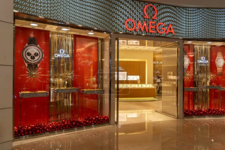 Téléchargez les photos : Taipei, Taiwan - 10 décembre 2018 : Vitrine Omega au centre commercial Taipei 101. Fondée en 1848, Omega SA est une horlogère de luxe suisse. - en image libre de droit