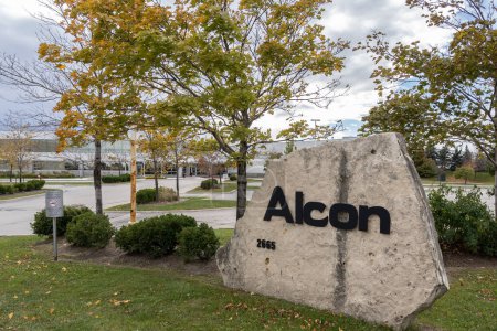 Foto de Mississauga, Ontario, Canadá- 20 de octubre de 2018: Señal de Alcon en el edificio central canadiense en Mississauga. Alcon es una compañía médica global especializada en productos para el cuidado de los ojos. - Imagen libre de derechos