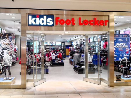 Téléchargez les photos : Toronto, Canada - Le 17 décembre 2018 : Vitrine du magasin Kid Foot Locker au Fairview Mall à Toronto. Foot Locker Retail, Inc. est un détaillant américain de vêtements de sport et de chaussures. - en image libre de droit