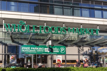 Téléchargez les photos : Toronto (Ontario), Canada - Le 25 juin 2018 : Panneau du marché des aliments entiers à Toronto. Whole Foods Market Inc. est une chaîne de supermarchés américaine spécialisée dans la vente de produits alimentaires biologiques.. - en image libre de droit
