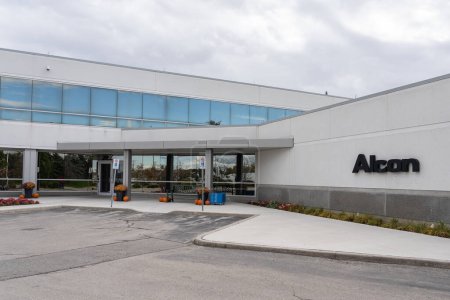Foto de Mississauga, Ontario, Canadá- 20 de octubre de 2018: Edificio Alcon en Mississauga. Alcon es una compañía médica global especializada en productos para el cuidado de los ojos. - Imagen libre de derechos