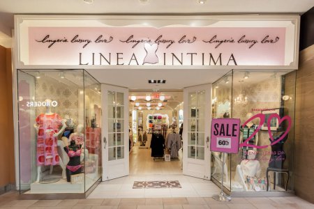 Foto de Toronto, Canadá - 12 de febrero de 2018: Linea Intima storefront in Bayview Village Shopping Centre. Linea Intima es una tienda de lencería de lujo en Ontario, Canadá. - Imagen libre de derechos