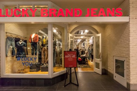 Foto de Toronto, Canadá - 10 de febrero de 2018: Lucky Brand Jeans se encuentra frente a la tienda en el centro comercial Eaton Centre en Toronto. Lucky Brand Jeans es una empresa estadounidense de vaqueros. - Imagen libre de derechos